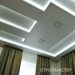 Натяжной потолок в зале с подсветкой